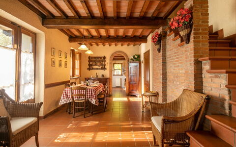La Maggiolina & La Bastide: Meubilair, Eigendom, Venster, Gebouw, Hout, Stoel, Tafel, Interieur Ontwerp, Architectuur, Flooring