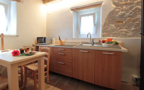 Baita Tersilia Mountain And Lake, Veneto: Meubilair, Hout, Flooring, Interieur Ontwerp, Countertop, Keuken, Verdieping, Toestel Van De Keuken, Loodgieterswerkinrichting, Tableware