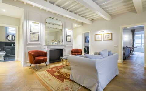 Albizi Penthouse Luxury Apartment In Florence By P: Fotolijst, Eigendom, Meubilair, Comfort, Hout, Interieur Ontwerp, Gebouw, Flooring, Verdieping, Muur
