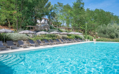 Correggiolo Spereto Apartment With Pool, Montaione: Zwembad, Buitenmeubels, Toevlucht, Eco Hotel, Ligstoel, Landscaping, Badplaats, Thermae, Paraplu, Hacienda