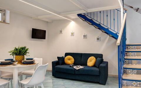 Casetta Di Laura In Massa Lubrense: Meubilair, Tafel, Fabriek, Bankstel, Fotolijst, Interieur Ontwerp, Kamerplant, Gebouw, Woonkamer, Bloempot