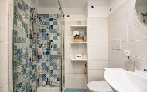 Casetta Di Laura In Massa Lubrense: Eigendom, Loodgieterswerkinrichting, Badkamer, Wastafel, Zwart, Wastafel In De Badkamer, Kraan, Purper, Interieur Ontwerp, Douche