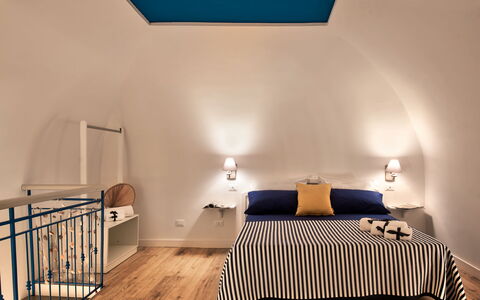 Casetta Di Laura In Massa Lubrense: Gebouw, Meubilair, Eigendom, Tafel, Comfort, Azure, Hout, Verlichting, Interieur Ontwerp, Flooring