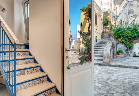 Casetta Di Laura In Massa Lubrense: Fabriek, Eigendom, Gebouw, Azure, Venster, Huis, Bloempot, Hout, Trap, Kamerplant