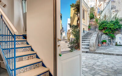 Casetta Di Laura In Massa Lubrense: Fabriek, Eigendom, Gebouw, Azure, Venster, Huis, Bloempot, Hout, Trap, Kamerplant