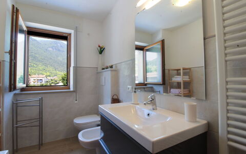 Apartment With Garden, Del Corlo Lake, Belluno: Kraan, Spiegel, Loodgieterswerkinrichting, Wastafel, Badkamerkast, Eigendom, Wastafel In De Badkamer, Gebouw, Badkamer, Azure