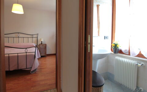 Apartment With Garden, Del Corlo Lake, Belluno: Eigendom, Meubilair, Textiel, Verlichting, Interieur Ontwerp, Comfort, Fabriek, Hout, Verdieping, Onroerend Goed