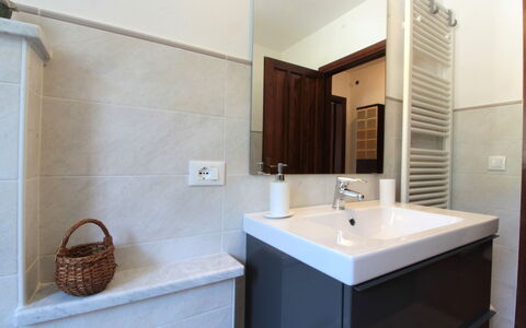Apartment With Garden, Del Corlo Lake, Belluno: Bruin, Spiegel, Kraan, Wastafel, Loodgieterswerkinrichting, Eigendom, Cabinetry, Wastafel In De Badkamer, Gebouw, Hout