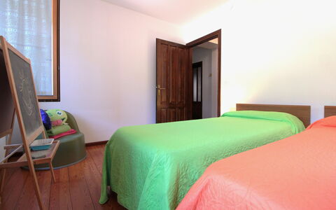 Apartment With Garden, Del Corlo Lake, Belluno: Eigendom, Gebouw, Meubilair, Comfort, Hout, Schaduw, Verdieping, Flooring, Huis, Hardwood