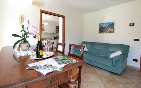 Apartment With Garden, Del Corlo Lake, Belluno: Tafel, Meubilair, Fotolijst, Eigendom, Fabriek, Bankstel, Groen, Bloem, Interieur Ontwerp, Hout
