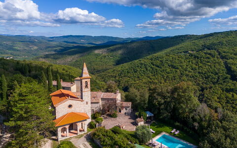 Villa Pietrafitta: Wolk, Lucht, Fabriek, Eigendom, Azure, Boom, Berg, Natuurlijk Landschap, Gebouw, Vegetation
