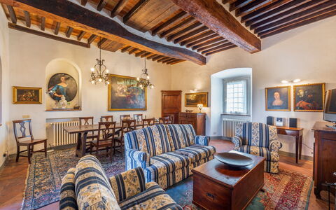 Villa Pietrafitta: Fotolijst, Meubilair, Eigendom, Tafel, Stoel, Hout, Verlichting, Interieur Ontwerp, Verdieping, Woonkamer