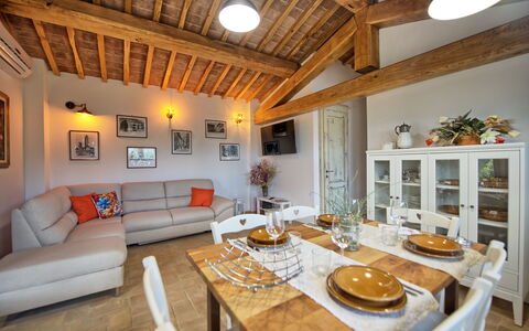 Casa Andrea: Tafel, Meubilair, Eigendom, Fotolijst, Bankstel, Tableware, Hout, Interieur Ontwerp, Oranje, Woonkamer
