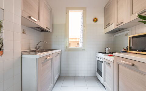 Villasimius 690: Wolk, Lucht, Tafel, Fabriek, Meubilair, Stoel, Tableware, Gebouw, Azure, Bloempot