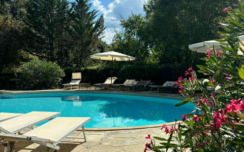 Borgo Dolciano: Zwembad, Buitenmeubels, Struik, Meubilair, Toevlucht, Tuin, Schaduw, Landscaping, Paraplu, Eco Hotel