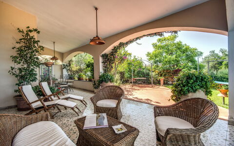 Villa Solaria with Private Pool: Fabriek, Meubilair, Eigendom, Stoel, Schaduw, Hout, Interieur Ontwerp, Verdieping, Boom, Onroerend Goed