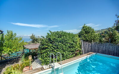 Villa Solaria With Private Pool: Water, Lucht, Fabriek, Wolk, Eigendom, Zwembad, Azure, Vegetation, Boom, Woongebied