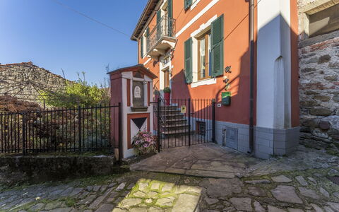 Orazio Liberty House,Lunigiana, Nature: Fabriek, Venster, Gebouw, Weg Oppervlak, Lucht, Woongebied, Buurt, Hout, Stad, Facade