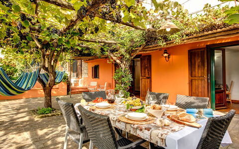 Villa Sorrentina With Panoramic Terrace: Fabriek, Tafel, Gebouw, Meubilair, Eigendom, Venster, Tableware, Stoel, Oranje, Interieur Ontwerp