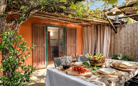 Villa Sorrentina With Panoramic Terrace: Voedsel, Tafel, Eigendom, Fabriek, Meubilair, Tableware, Gebouw, Hout, Oranje, Tafelkleed