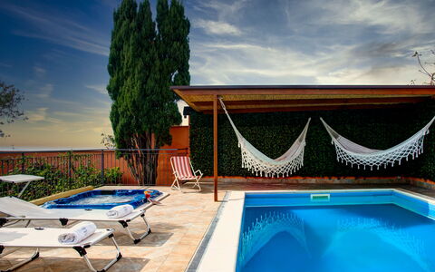 Villa Sorrentina With Panoramic Terrace: Water, Wolk, Lucht, Eigendom, Meubilair, Fabriek, Zwembad, Azure, Natuur, Schaduw