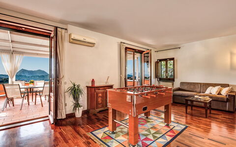 Villa Sorrentina With Panoramic Terrace: Tafel, Meubilair, Gebouw, Bankstel, Hout, Stoel, Woonkamer, Hal, Interieur Ontwerp, Flooring