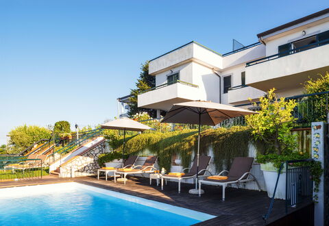 Villa Golfo Di Napoli With Private Pool: Water, Fabriek, Lucht, Eigendom, Gebouw, Zwembad, Venster, Stoel, Buitenmeubels, Paraplu