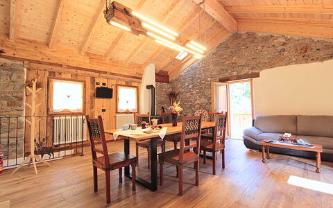 Baita La Ciamorza, Dolomiti, Veneto: Meubilair, Tafel, Eigendom, Bankstel, Hout, Interieur Ontwerp, Fotolijst, Woonkamer, Stoel, Verdieping