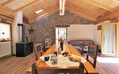 Baita La Ciamorza, Dolomiti, Veneto: Tafel, Meubilair, Hout, Verlichting, Interieur Ontwerp, Flooring, Stoel, Verdieping, Gebouw, Muur