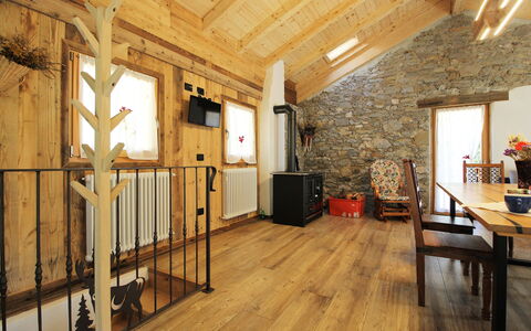 Baita La Ciamorza, Dolomiti, Veneto: Eigendom, Fotolijst, Tafel, Hout, Interieur Ontwerp, Flooring, Verdieping, Stoel, Beits, Straal