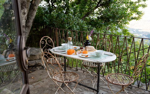 La Casa Sul Forte: Tafel, Meubilair, Fabriek, Buitentafel, Stoel, Tableware, Buitenmeubels, Boom, Onroerend Goed, Hout
