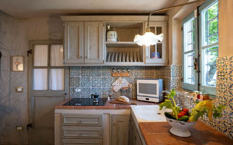 La Casa Sul Forte: Meubilair, Cabinetry, Eigendom, Countertop, Tafel, Keuken, Hout, Toestel Van De Keuken, Venster, Gebouw