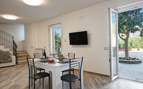 Clementine Country House: Tafel, Meubilair, Eigendom, Stoel, Hout, Interieur Ontwerp, Fabriek, Flooring, Verdieping