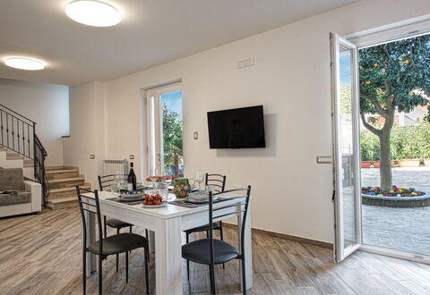 Clementine Country House: Tafel, Meubilair, Eigendom, Stoel, Hout, Interieur Ontwerp, Fabriek, Flooring, Verdieping