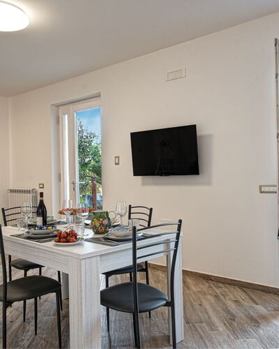 Clementine Country House: Tafel, Meubilair, Eigendom, Stoel, Hout, Interieur Ontwerp, Fabriek, Flooring, Verdieping