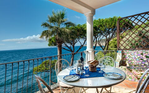 Apt Blu Mare Sorrento Coast: Water, Lucht, Meubilair, Eigendom, Tafel, Stoel, Blauw, Gebouw, Azure, Badplaats