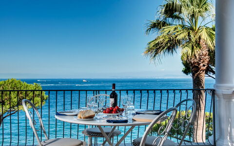 Apt Blu Mare Sorrento Coast: Water, Lucht, Tafel, Meubilair, Fabriek, Azure, Boom, Buitenmeubels, Badplaats, Stoel
