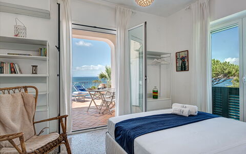 Apt Blu Mare Sorrento Coast: Meubilair, Eigendom, Blauw, Comfort, Azure, Verlichting, Interieur Ontwerp, Schaduw, Venster, Stoel