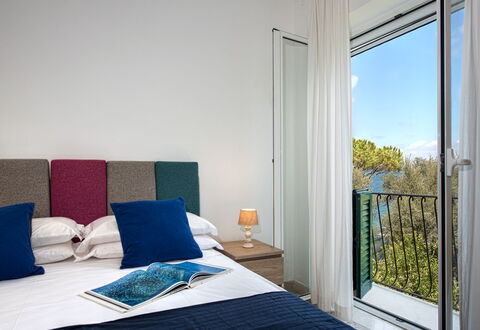 Apt Blu Mare Sorrento Coast: Blauw, Gebouw, Comfort, Azure, Textiel, Hout, Schaduw, Architectuur, Interieur Ontwerp