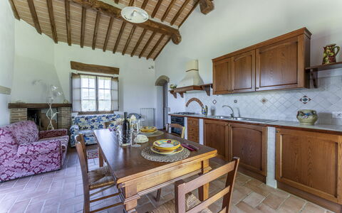 Marcigliana Cottage, Pool, Radicondoli: Meubilair, Eigendom, Cabinetry, Countertop, Gebouw, Tafel, Hout, Venster, Bankstel, Interieur Ontwerp
