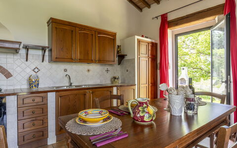 Marcigliana Cottage, Pool, Radicondoli: Cabinetry, Meubilair, Eigendom, Tafel, Countertop, Venster, Hout, Keuken, Gebouw
