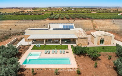 Cavial: Fabriek, Lucht, Eigendom, Gebouw, Venster, Zwembad, Land Lot, Huis, Boom, Rechthoek