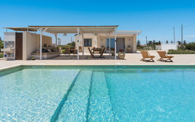 Villa Paolina: Water, Lucht, Zwembad, Azure, Fabriek, Schaduw, Buitenmeubels, Vrije Tijd, Samengesteld Materiaal, Onroerend Goed