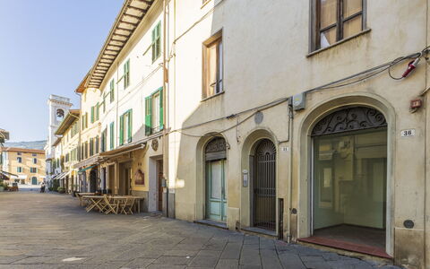 Lounge Flat Camaiore, Wifi, Versilia Coast: Venster, Gebouw, Deur, Lucht, Steeg, Weg, Onroerend Goed, Facade, Stad