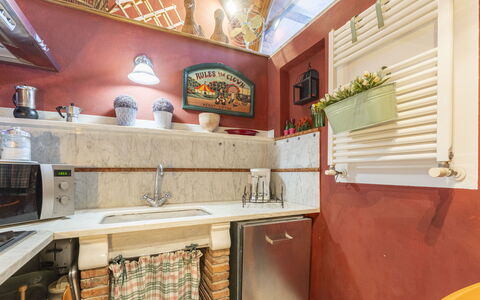 Lounge Flat Camaiore, Wifi, Versilia Coast: Cabinetry, Countertop, Kraan, Hout, Keuken, Gebouw, Interieur Ontwerp, Verlichting, Plank, Wastafel