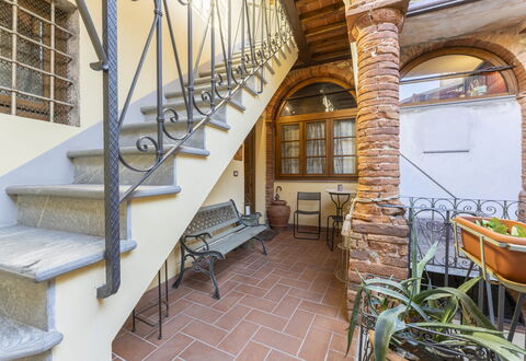 Lounge Flat Camaiore, Wifi, Versilia Coast: Eigendom, Meubilair, Venster, Gebouw, Hout, Interieur Ontwerp, Stoel, Trap, Verdieping, Bankstel