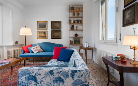 Orto Botanico Apartment With Terrace And Dome View: Fotolijst, Tafel, Meubilair, Eigendom, Azure, Comfort, Interieur Ontwerp, Hout, Venster, Bankstel