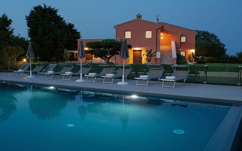 Relais Tenuta Santori: Water, Lucht, Eigendom, Gebouw, Meubilair, Zwembad, Stoel, Licht, Boom, Azure