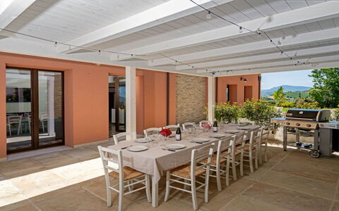 Relais Tenuta Santori: Tafel, Meubilair, Eigendom, Stoel, Fabriek, Hout, Interieur Ontwerp, Flooring, Verdieping, Schaduw
