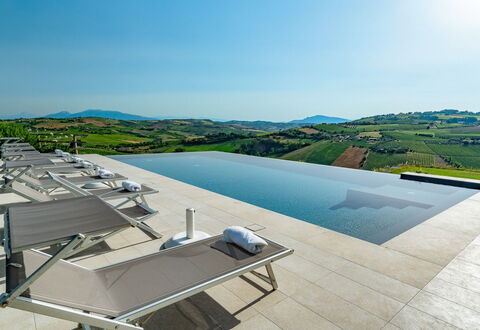 Relais Tenuta Santori: Lucht, Gebouw, Water, Buitenmeubels, Stedelijk Ontwerp, Condominium, Boom, Woongebied, Landschap, Zwembad